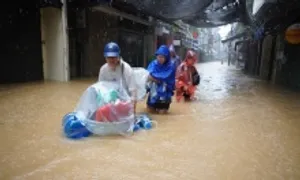 Người Hà Nội bì bõm trong lũ chưa từng có 15 năm qua