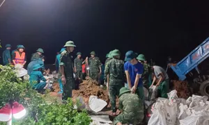 Người Thái Nguyên xuyên đêm đắp đê ngăn lũ