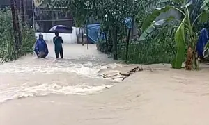 Ba mẹ con bị lũ cuốn