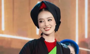 Á hậu Bùi Khánh Linh trình diễn quan họ